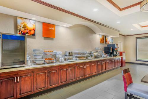 un mostrador restaurante con buffet de comida en Comfort Suites Montgomery East Monticello Dr, en Montgomery