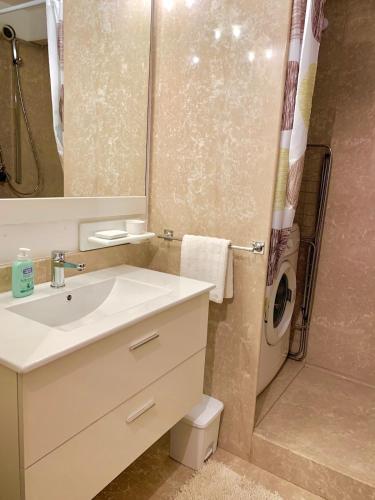 a bathroom with a sink and a shower at incantevole appartamento in centro a Courmayeur in Courmayeur
