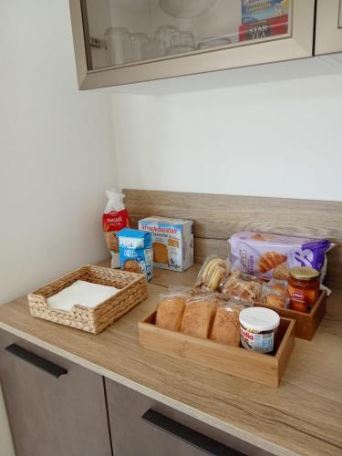 un mostrador con pan y otros alimentos. en B&B Villa Verde, en Pesche