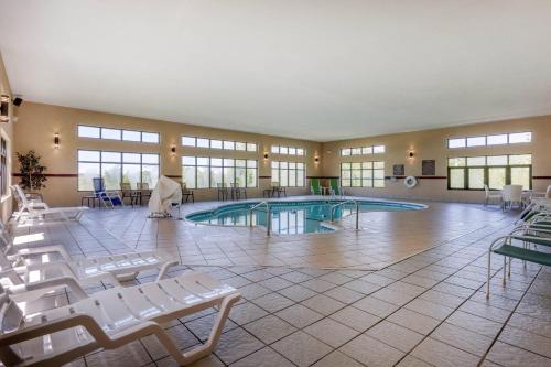 Bazén v ubytování Comfort Suites nebo v jeho okolí