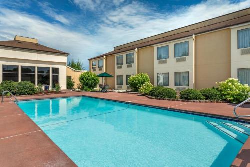 a swimming pool in front of a building at Quality Inn West of Asheville in Canton