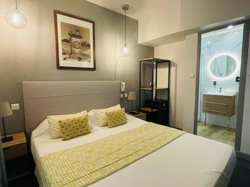Postel nebo postele na pokoji v ubytování Brit Hotel Acacias