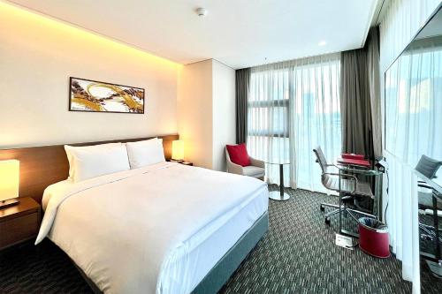 Postel nebo postele na pokoji v ubytování Ramada Encore by Wyndham Busan Station