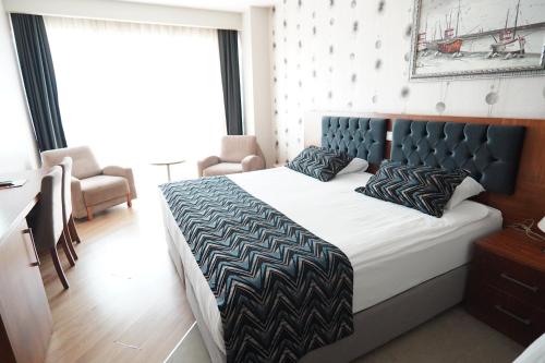 a bedroom with a large bed in a room at Grand Karot Hotel in Yalova