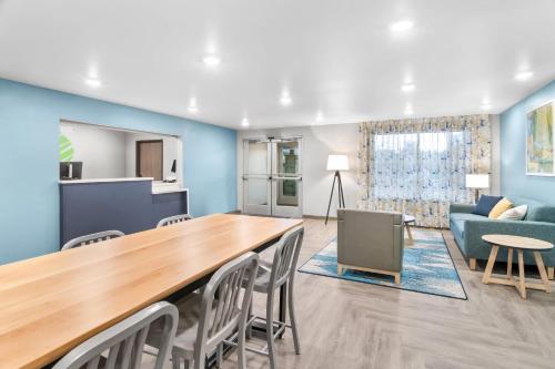 Kuchyň nebo kuchyňský kout v ubytování WoodSpring Suites Elkhart