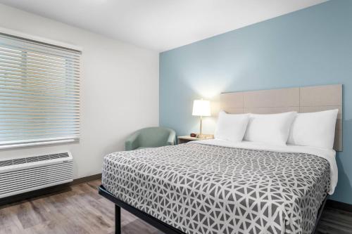 Postel nebo postele na pokoji v ubytování WoodSpring Suites Elkhart