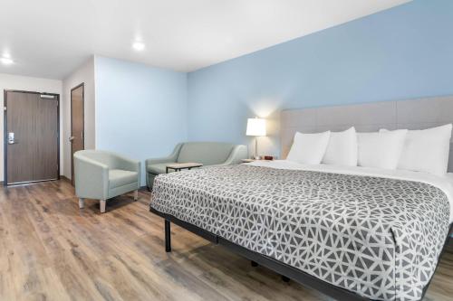 Postel nebo postele na pokoji v ubytování WoodSpring Suites Elkhart