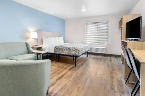 TV a/nebo společenská místnost v ubytování WoodSpring Suites Elkhart