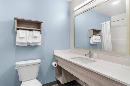 Koupelna v ubytování WoodSpring Suites Elkhart