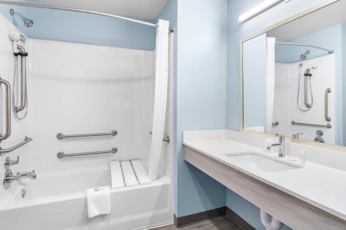 Koupelna v ubytování WoodSpring Suites Elkhart