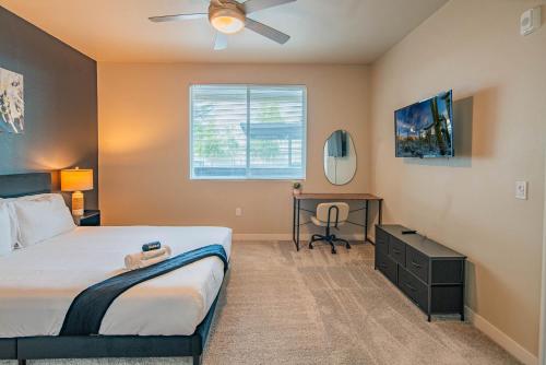 a bedroom with a bed and a desk and a window at The Luxe Lookout Balcony Pool Sleeps 4 in Tempe