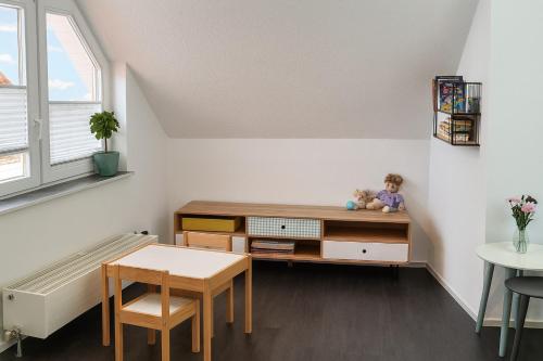 Ferienwohnung Maisonette am See في Markelfingen: غرفة صغيرة مع مكتب وطاولة