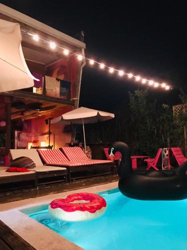 Πισίνα στο ή κοντά στο La Rubia Hostel