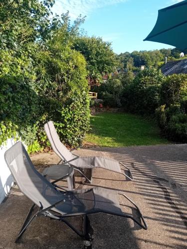 a pair of chairs sitting on a patio at Eifel Duitsland fraai vakantiehuis met tuin in Eisenschmitt