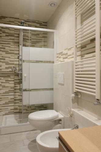 a bathroom with a toilet and a sink and a tub at Casa Scola Loano in Loano