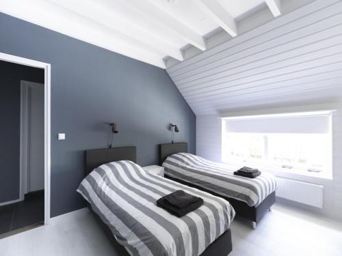 Ένα ή περισσότερα κρεβάτια σε δωμάτιο στο Luxuriously restored farmhouse with trendy interior close to sea and forest