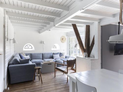 Χώρος καθιστικού στο Luxuriously restored farmhouse with trendy interior close to sea and forest