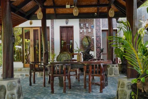 a dining room with a table and chairs at Green Travelodge Bukit Lawang in Bukit Lawang