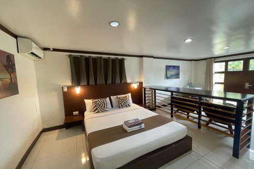 a bedroom with a bed and a desk in it at Angeles Palace Hotel in Angeles