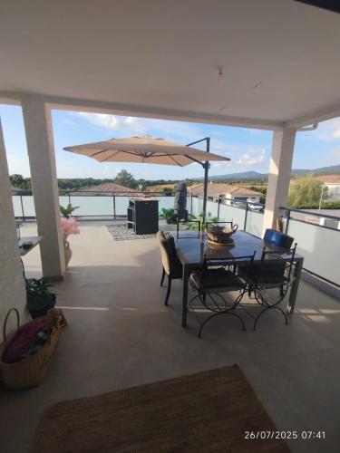 VILLA entre mer, montagnes, étangs et rivières