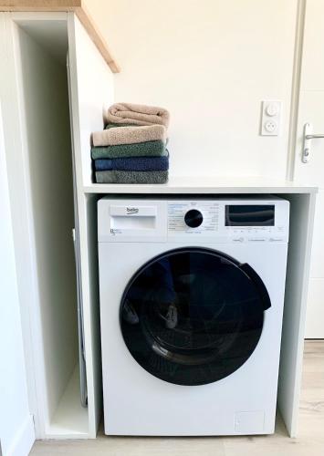 a white washer and dryer in a kitchen at Au Clerc de l'Orangerie 2-6 voyageurs in Fécamp