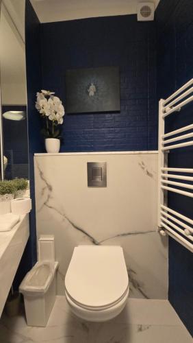 Ένα μπάνιο στο Amelie - Ultracentral Cozy 1BR Apartment in the heart of Bucharest