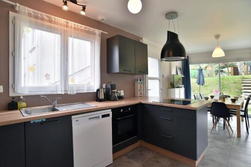 Nhà bếp/bếp nhỏ tại Rose des vents - Wifi - Jardin - St Malo