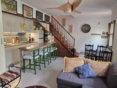 eine Küche und ein Wohnzimmer mit einer Couch und einem Tisch in der Unterkunft Casa Flamingo - Corner house near beach & boulevard with sea & salt lake view in San Pedro del Pinatar