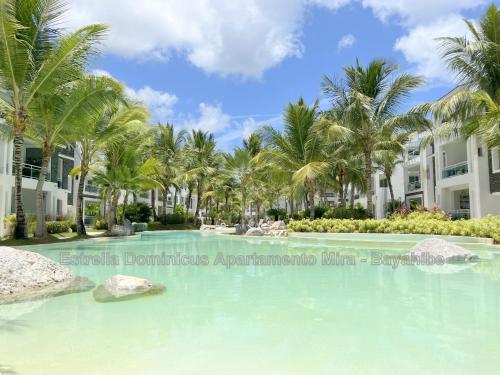 バヤイベにあるEstrella Dominicus Apartamento - Bayahibeのヤシの木とスイミングプールのあるリゾート