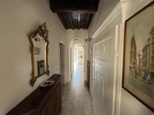 a hallway of a home with a mirror and a hallway sidx sidx sidx at Casa i capperi in Marciana