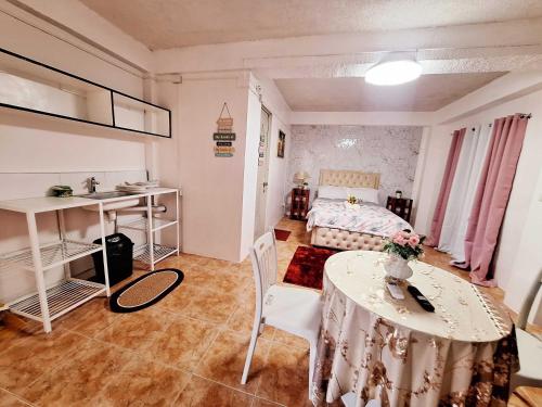 سرير أو أسرّة في غرفة في L4 Spacious Studio Apartment Near Airport, SM Lanang, SPMC & Ferry Wharf