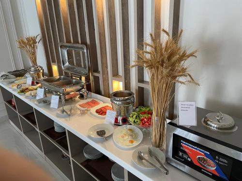 Una línea de buffet con comida en una mesa en Emily Grand Palace, en Samarkand