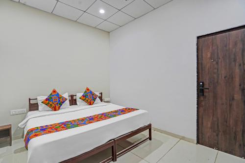 FabHotel AJ Residency Airport Stayにあるベッド