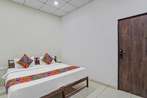 プネにあるFabHotel AJ Residency Airport Stayのベッドルーム1室(ベッド1台付)