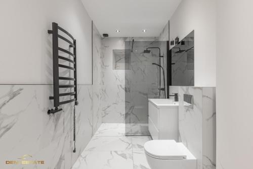 カウナスにあるCentral Kaunas Luxury Apartment with Free Parkingのトイレとシャワー付きの白いバスルーム