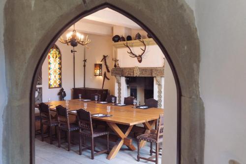 an archway in a dining room with a table and chairs at Romantik Hotel Meisenheimer Hof in Meisenheim