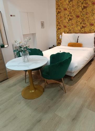 Modern Renovated studio with a touch of gilded glamour central Paris