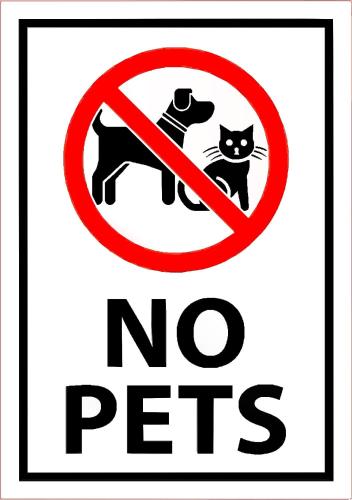 a sign that says no pets with a black cat in it at Domo de Logu SOS TRES RES in Nuoro