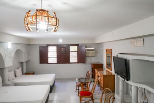 a living room with a couch and a chandelier at OYO Hotel Santander Veracruz Centro Historico in Veracruz