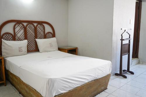a bedroom with a large bed with white sheets at OYO Hotel Santander Veracruz Centro Historico in Veracruz