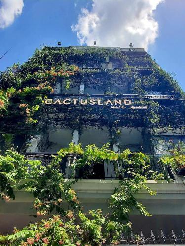 un bâtiment où poussent des plantes sur son côté dans l'établissement Cactusland Hotel & Apartment, à Hô-Chi-Minh-Ville