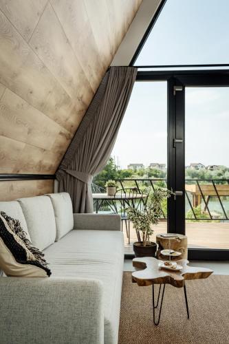 Posezení v ubytování A-BY THE LAKE - PRIVATE A FRAME VILLAS
