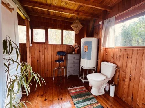 Habitación de madera con baño con aseo. en Grange atypique en pleine nature, en La Gaillarde