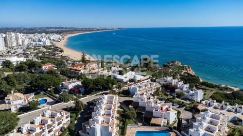 an aerial view of the beach and buildings at Casa do Levante in Porches