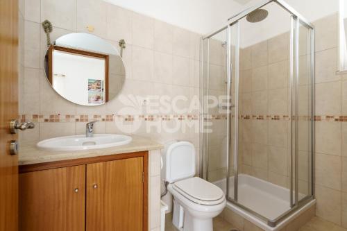 a bathroom with a shower and a toilet and a sink at Villa Sunset Lovers in Alcantarilha