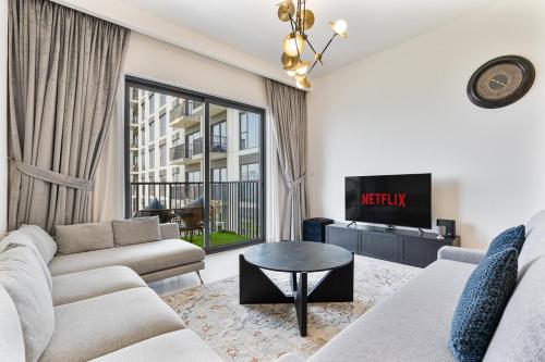 Radiant 1BR with Pool & Gym, 10 MIN Dubai Hills Mall