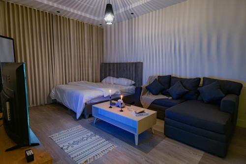 ein Wohnzimmer mit Sofa und Bett in der Unterkunft استديو فندقي ومودرن بمدخل ذاتي بجانب البوليڤارد in Riad