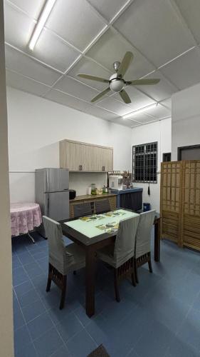 Η κουζίνα ή μικρή κουζίνα στο Adrabayu's Homestay