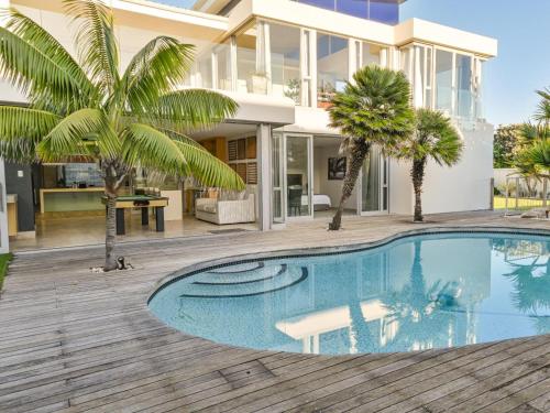 GND Properties Luxury Holiday Homeの敷地内または近くにあるプール