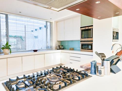 GND Properties Luxury Holiday Homeにあるキッチンまたは簡易キッチン